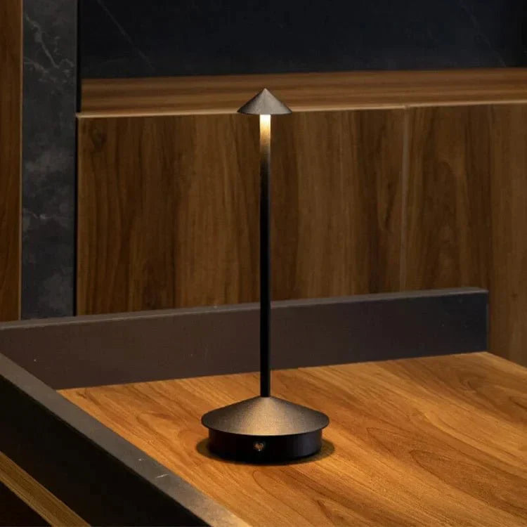 PointLight Pfeilkopf-Tischlampe