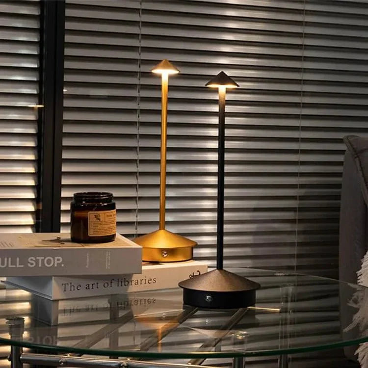 PointLight Pfeilkopf-Tischlampe