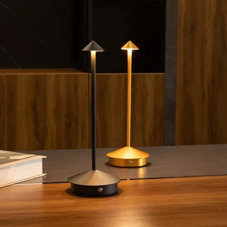 PointLight Pfeilkopf-Tischlampe